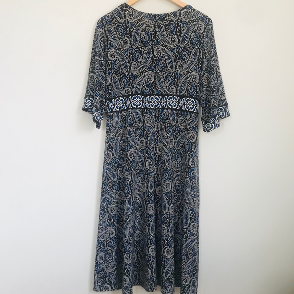 3/$25 🌷 Flowy V Neck Paisley Print Dress - Picture 4 of 6